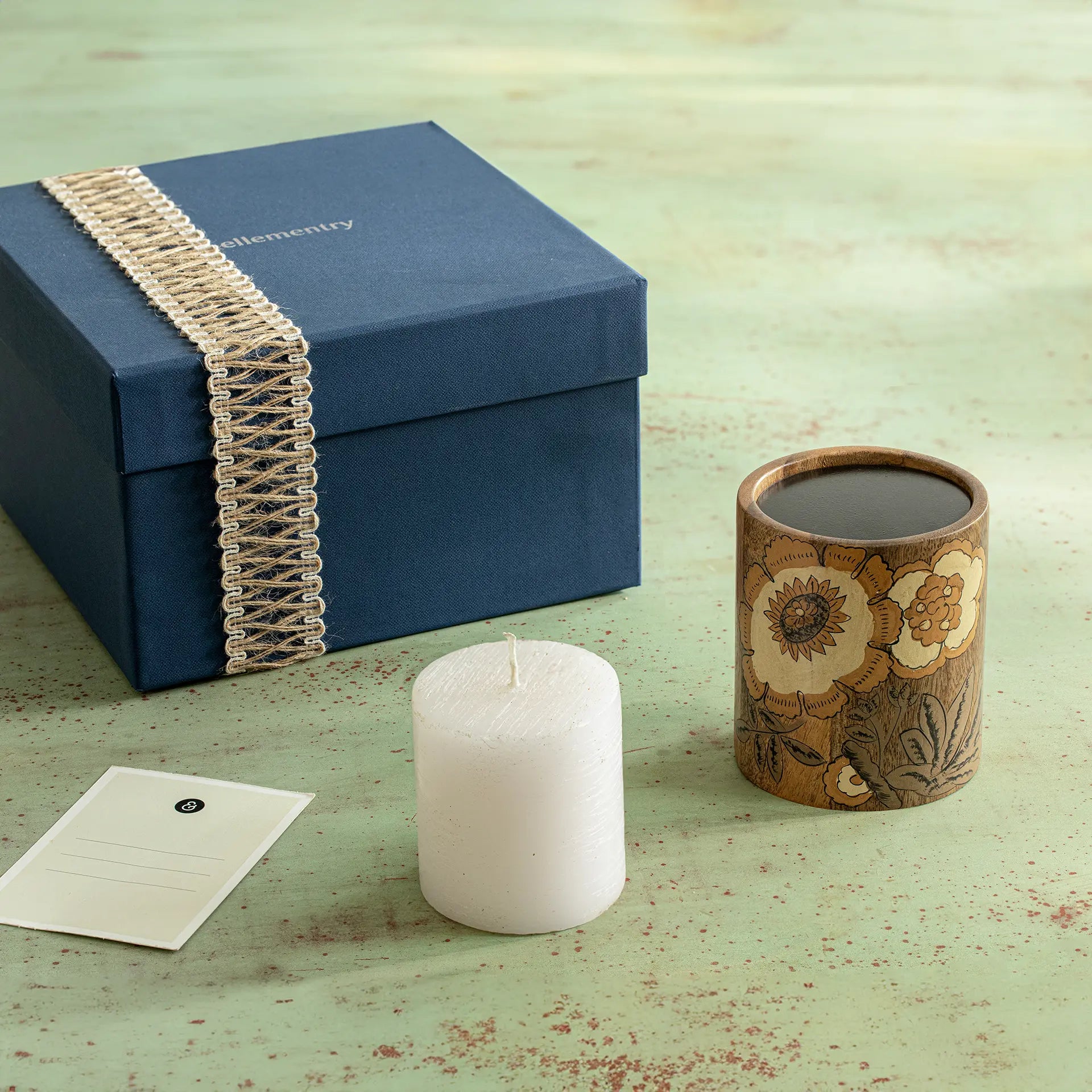 Fleur D'or Candle with Candle Stand Gift Box